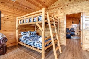 Giường trong phòng chung tại Gatlinburg Cabin with Private Hot Tub by Staycating
