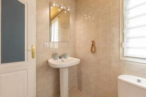 un baño con lavabo y espejo en Casa Pez 2 minutes from the beach, en Tarifa 37 fotos más