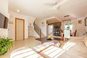 una sala de estar con un sofá y una mesa en Casa Pez 2 minutes from the beach, en Tarifa