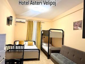 Llit o llits en una habitació de Hotel Asteri