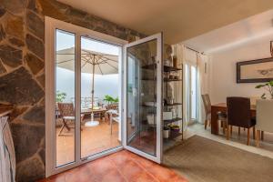 Habitación con una puerta corredera de cristal que conduce a un comedor. en Casa Pez 2 minutes from the beach, en Tarifa