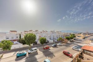 una ciudad con coches aparcados en un estacionamiento en Casa Pez 2 minutes from the beach, en Tarifa