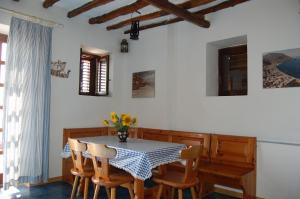 - une salle à manger avec une table et des chaises dans l'établissement Punta Lena, à Lipari