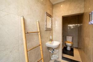 Ένα μπάνιο στο pakis romantic private room & swimming pool exclusive in ubud +23 φωτογραφίες