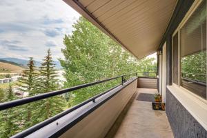 Rõdu või terrass majutusasutuses 6 Mi to Keystone Resort Cozy Lake Dillon Condo!