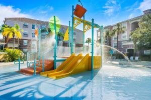 ein Wasserpark mit Rutsche und Springbrunnen in der Unterkunft Orlando Resort Rentals at Universal Boulevard in Orlando
