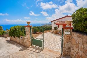 ein Tor zu einem Haus mit Blick auf das Meer in der Unterkunft Where The Sun Rises in Scopello