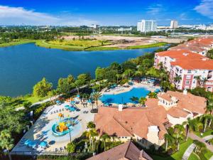Der Swimmingpool an oder in der Nähe von Orlando Resort Rentals at Universal Boulevard