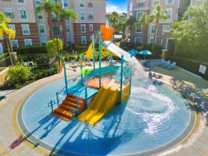 einen Wasserpark mit Rutsche im Wasser in der Unterkunft Orlando Resort Rentals at Universal Boulevard in Orlando