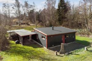 un petit bâtiment dans un champ avec une table de pique-nique dans l'établissement 5015-Askeby-Gormsvej-5, à Askeby 13 autres photos