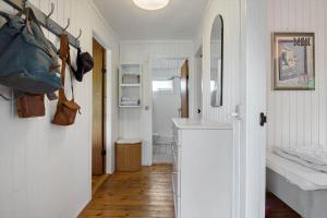 斯泰厄3028-Stege-Forgarden-18的带盥洗盆的走廊和浴室的客房 更多16张照片