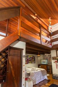 a bedroom with a bunk bed and a wooden ceiling at LINDA CASA EM SÃO BENTO DO SAPUCAI in São Bento do Sapucaí
