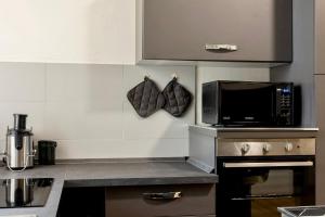 a kitchen with a microwave oven and a stove at Moon Light in Rozzano