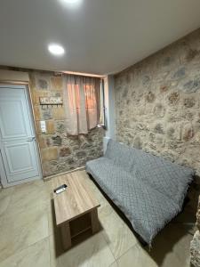 Un dormitorio con una cama y una mesa de madera. en Eleutheria, en Kalamata