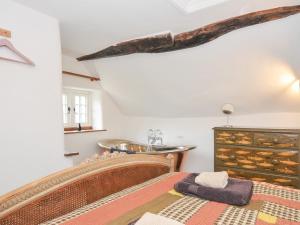 ein Schlafzimmer mit einem Bett und einem Waschbecken in der Unterkunft Rose Cottage in Okehampton