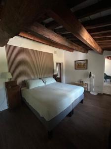 ein Schlafzimmer mit einem großen weißen Bett in einem Zimmer in der Unterkunft Palazzo Modafi in Bagni di Lucca + 65 Fotos