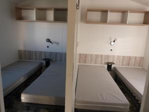Una habitación con dos literas. en Mobilhome 4 chambres 8 places, en Erquy
