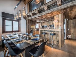 ein Esszimmer mit einem großen Tisch und Stühlen in der Unterkunft Chalet chaleureux familial avec spa, sauna et proche pistes à Méribel Village. - FR-1-566-24 in Les Allues + 9 Fotos
