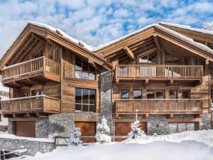 ein Blockhaus mit Schnee auf dem Boden in der Unterkunft Duplex spacieux pour 14 pers. avec sauna, terrasse et parking, au pied des pistes - Méribel Village - FR-1-566-11 in Les Allues