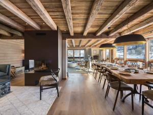 a dining room with a long table and chairs at Chalet moderne avec jacuzzi et 5 chambres, proche télécabine et ski-bus, Méribel Le Raffort - FR-1-566-14 in Les Allues