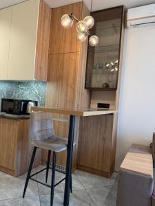 敖德萨Rodos Arcadia Apartment的厨房配有桌子和椅子 更多2张照片