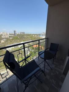 敖德萨Rodos Arcadia Apartment的美景阳台配有两把椅子和一张桌子