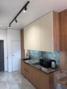 敖德萨Rodos Arcadia Apartment的厨房配有微波炉