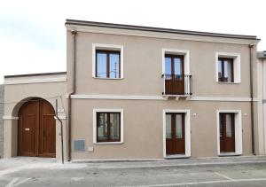 ein großes Haus mit Tür und Balkon in der Unterkunft Domus Alba in Teulada