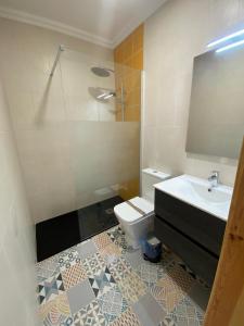 Un baño con lavabo, ducha e inodoro. en SwordFish Charming Retreat, en Peniche 15 fotos más