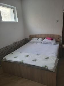 Postel nebo postele na pokoji v ubytování Jordanovi Apartment