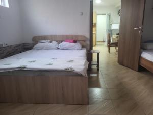 Postel nebo postele na pokoji v ubytování Jordanovi Apartment