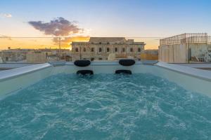 Bazén v ubytování La Dimora di San Nicola Ortigia Boutique Apartments - Terrace & Jacuzzi Access nebo v jeho okolí