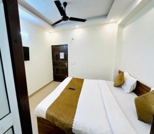 Ένα ή περισσότερα κρεβάτια σε δωμάτιο στο Diamond Home stay - Near Reliance Mart