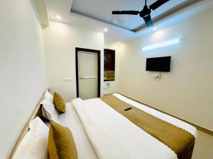Μια τηλεόραση ή/και κέντρο ψυχαγωγίας στο Diamond Home stay - Near Reliance Mart