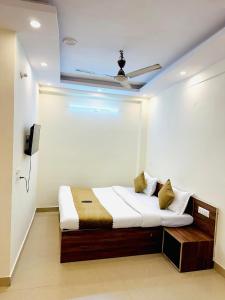 Ένα ή περισσότερα κρεβάτια σε δωμάτιο στο Diamond Home stay - Near Reliance Mart
