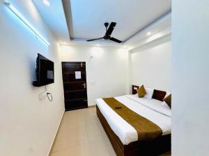 Ένα ή περισσότερα κρεβάτια σε δωμάτιο στο Diamond Home stay - Near Reliance Mart