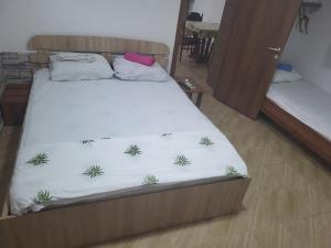 Postel nebo postele na pokoji v ubytování Jordanovi Apartment