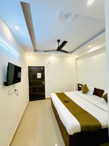 Ένα ή περισσότερα κρεβάτια σε δωμάτιο στο Diamond Home stay - Near Reliance Mart