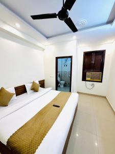 Ένα ή περισσότερα κρεβάτια σε δωμάτιο στο Diamond Home stay - Near Reliance Mart