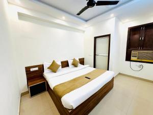 Ένα ή περισσότερα κρεβάτια σε δωμάτιο στο Diamond Home stay - Near Reliance Mart