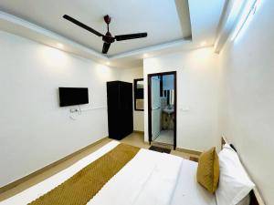 Ένα ή περισσότερα κρεβάτια σε δωμάτιο στο Diamond Home stay - Near Reliance Mart