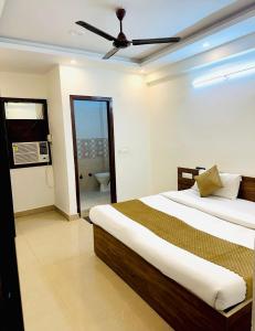 Ένα ή περισσότερα κρεβάτια σε δωμάτιο στο Diamond Home stay - Near Reliance Mart