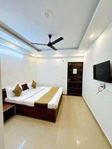 Ένα ή περισσότερα κρεβάτια σε δωμάτιο στο Diamond Home stay - Near Reliance Mart