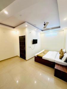 Ένα ή περισσότερα κρεβάτια σε δωμάτιο στο Diamond Home stay - Near Reliance Mart
