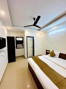 Ένα ή περισσότερα κρεβάτια σε δωμάτιο στο Diamond Home stay - Near Reliance Mart +33 φωτογραφίες