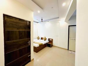 Ένα ή περισσότερα κρεβάτια σε δωμάτιο στο Diamond Home stay - Near Reliance Mart