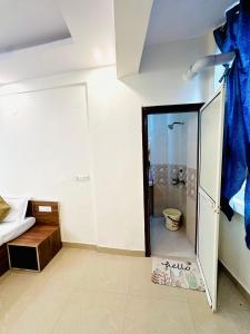 Ένα μπάνιο στο Diamond Home stay - Near Reliance Mart