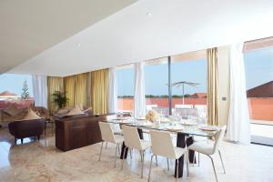 Posezení v ubytování Bel Air Crest Hotel & Suites