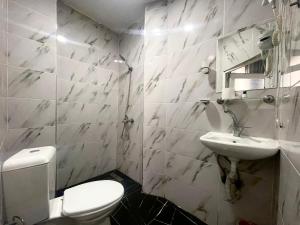 une salle de bain avec toilettes et lavabo dans l'établissement Hotel Yasmin, à Istanbul