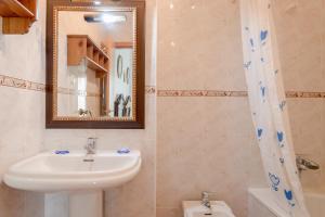 un baño con lavabo y espejo en Villa Gallardo, en Campillos 13 fotos más